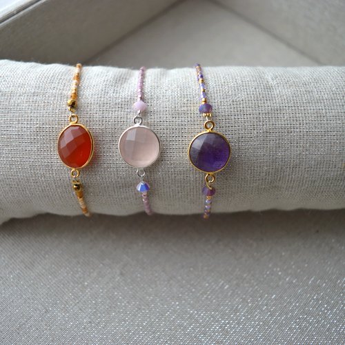 Bracelets plaqué or et pierres semi précieuses, cornaline, améthyste, quartz rose