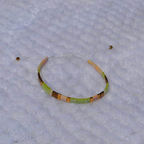 Bracelet miyuki tila ton vert, plaqué or, finition macramé ou élastique au choix
