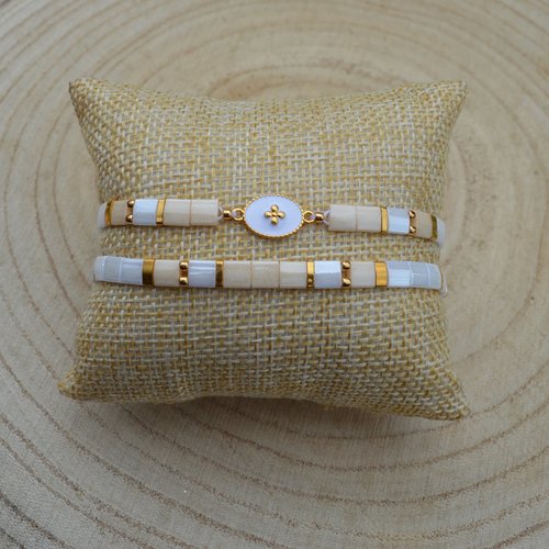 Duo de bracelets ton beige miyuki tila, verre japonais et plaqué or, pendentif plaqué or et émail blanc