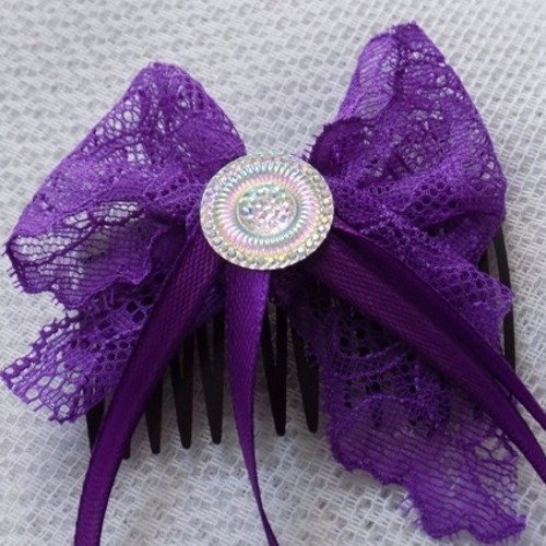 Peigne à cheveux,noeud dentelle et ruban satin violet,cabochon blanc strass argentés.