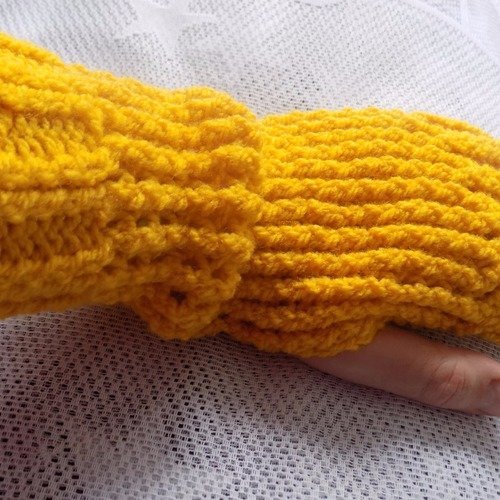 Mitaines en tricot,point ajouré,coloris jaune moutarde.