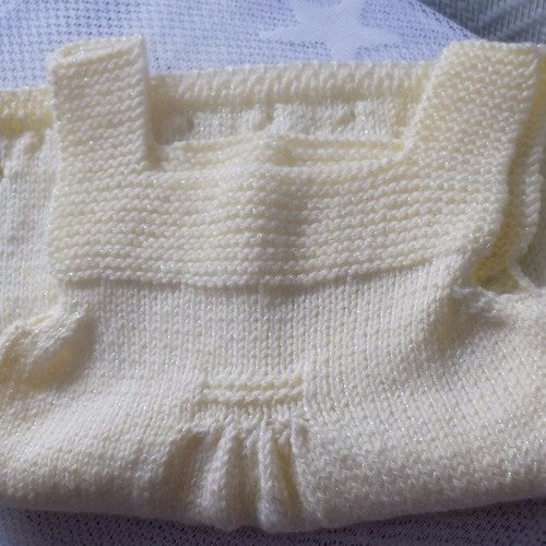 Robe bébé en tricot,coloris jaune pâle,taille 0/3 mois.