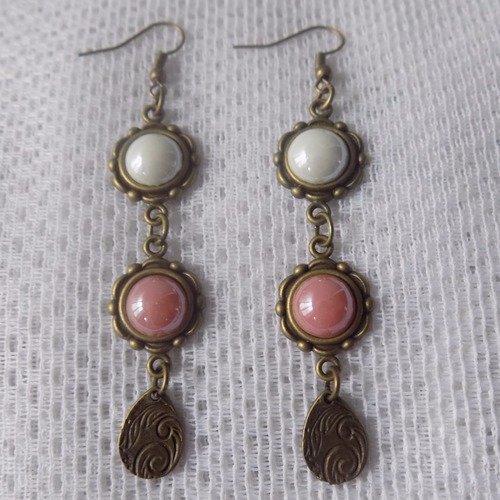 Boucles d'oreille bronze,cabochons verre rose et blanc.