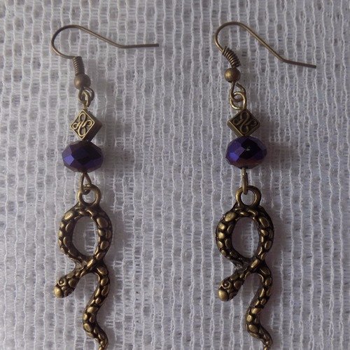 Boucles d'oreille bronze,perle losange,perle cristal violette,breloque serpent.