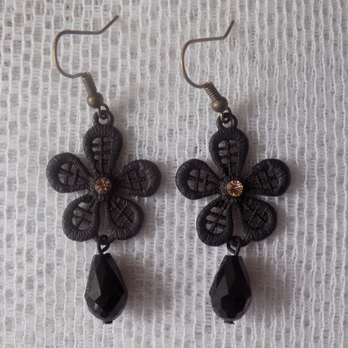 Boucles d'oreille bronze,fleur laquée noir,perle verre goutte noire.