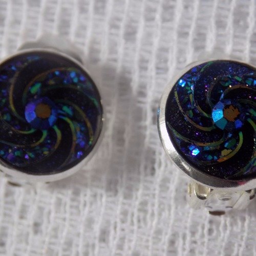 Boucles d'oreille clips argent,cabochon motif spirales coloris bleu et noir.