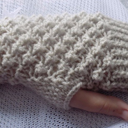 Mitaines,point fantaisie,coloris beige.
