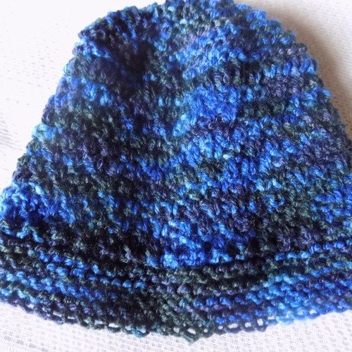 Bonnet pour bébé,coloris multicolore(tons de bleu),taille 3/6 mois.