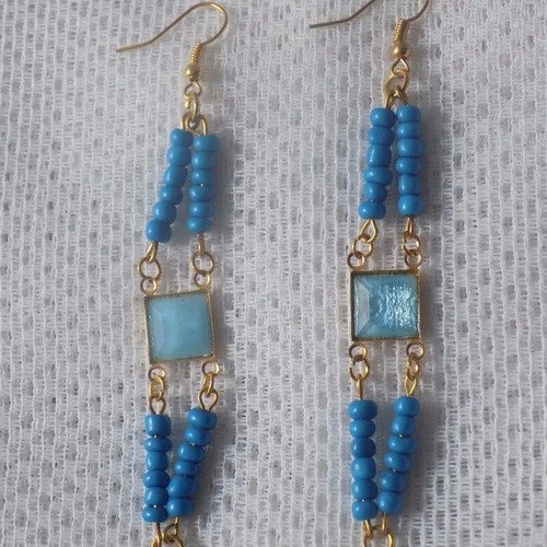 Boucles d'oreille dorées,cabochon carré,perles de verre,coloris bleu.
