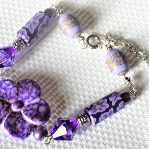 Bracelet argent,violet et mauve,grande perle fleur,perles verre,perles métal,perles cylindre motif fleuri,perles ovales.