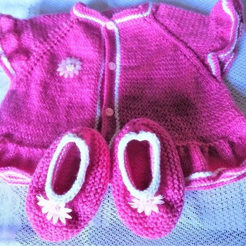 Ensemble bébé,gilet manches courtes et chaussons,coloris rose et blanc,taille 9/12 mois.