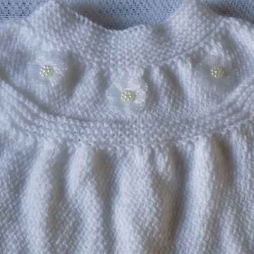 Robe bébé blanche en tricot,manches courtes,taille 0/1 mois.