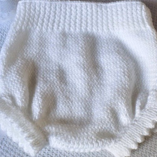Petite culotte bébé en tricot,coloris blanc,bordure picot,taille 0/3 mois.