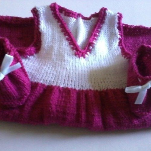 Robe et chaussons bébé au tricot,coloris rose et blanc,taille naissance à 3 mois.