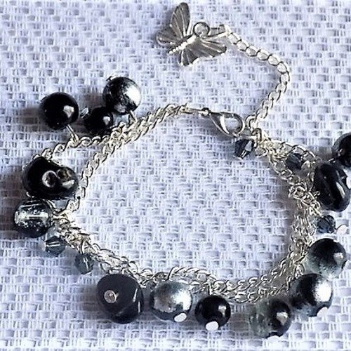 Bracelet argent,chaîne,perles de verre noires et grises,breloque papillon.
