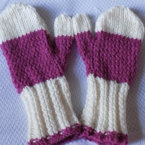 Paire de moufles enfant au tricot,coloris rose et écru,taille 6 à 8 ans.