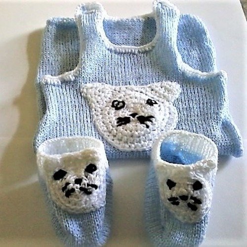 Ensemble bébé au tricot,combinaison courte et chaussons,coloris bleu et blanc,taille 0/3 mois.