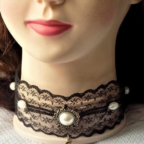 Collier ras du cou dentelle noire,perles ovales et cabochon ivoires,pendentif croix bronze.