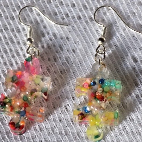 Boucles d'oreille argent,pendentif forme pièce de puzzle en résine,perles multicolores.
