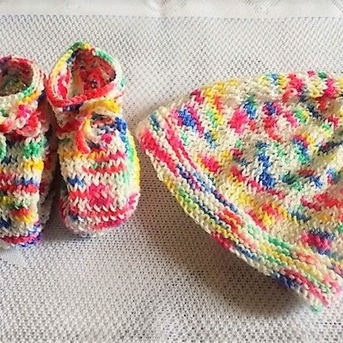 Ensemble layette,bonnet et chaussons,coloris multicolore,taille 3/6 mois.