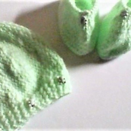 Ensemble layette,bonnet et chaussons, vert pâle,taille 0/3 mois.