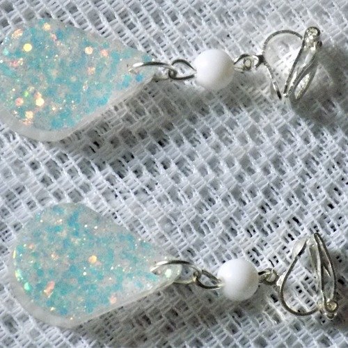 Boucles d'oreille clips,coloris argent et blanc,perle de verre et goutte en résine pailleté .