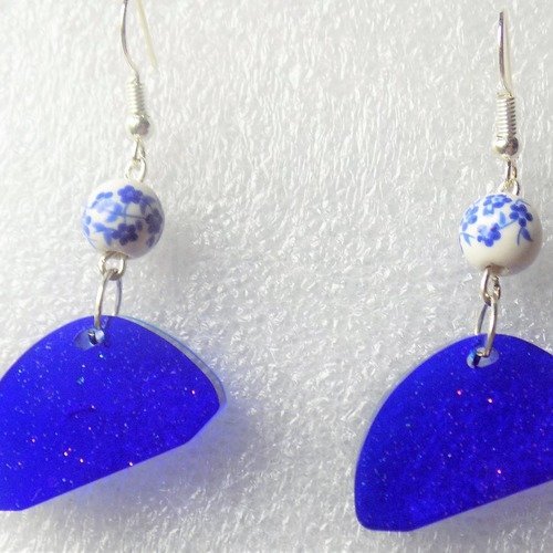 Boucles d'oreille argent et bleues,perle porcelaine fleurs,pendentif en résine.