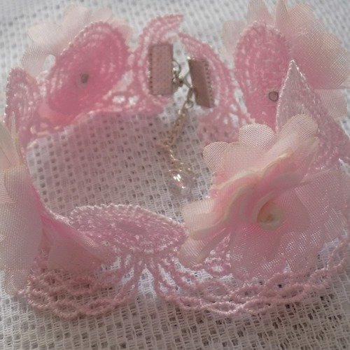 Bracelet en dentelle rose,fleurs en organza,perles nacrées.