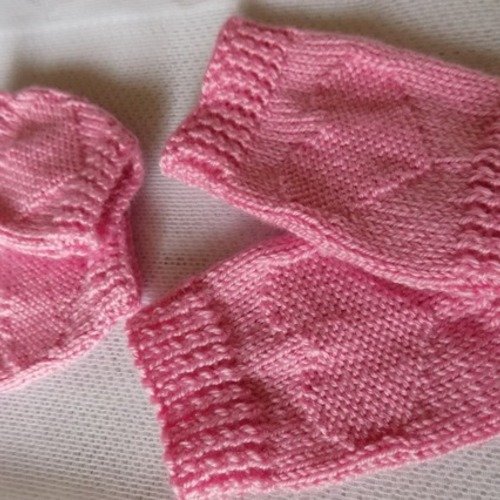 Ensemble mitaines et guêtres au tricot,coloris rose,t:18 mois à 2 ans.