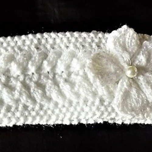 Bandeau enfant blanc au tricot,fleur,perle de verre nacrée.