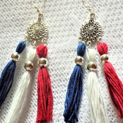 Boucles d'oreille argent,bleu,blanc et rouge,connecteur ciselé,pompons et perles métal.
