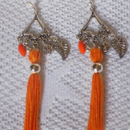 Boucles d'oreille argent et orange,connecteur triangle,pompon,breloques,perle métal.