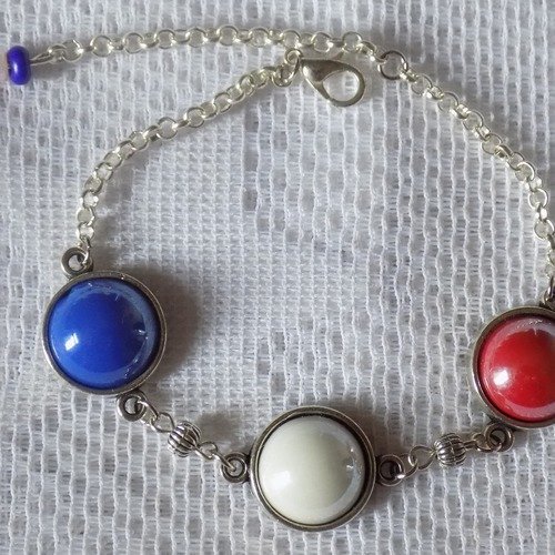 Bracelet argent,chaîne,perles métal,cabochons verre coloris bleu,blanc et rouge.