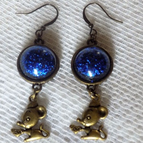 Boucles d'oreille bronze,cabochon en résine coloris bleu,breloque souris.