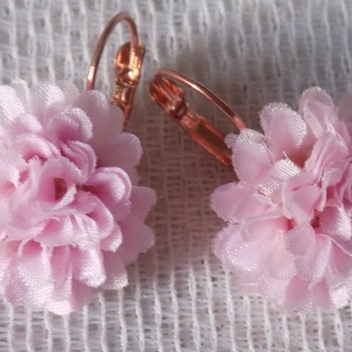 Boucles d'oreille forme dormeuse,coloris rose,fleur tissu.