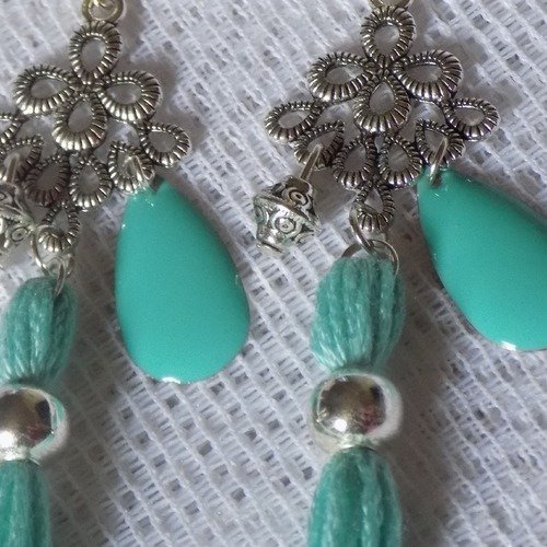 Boucles d'oreille argent et vert,pompon,perle toupie,goutte émail,connecteur ciselé.