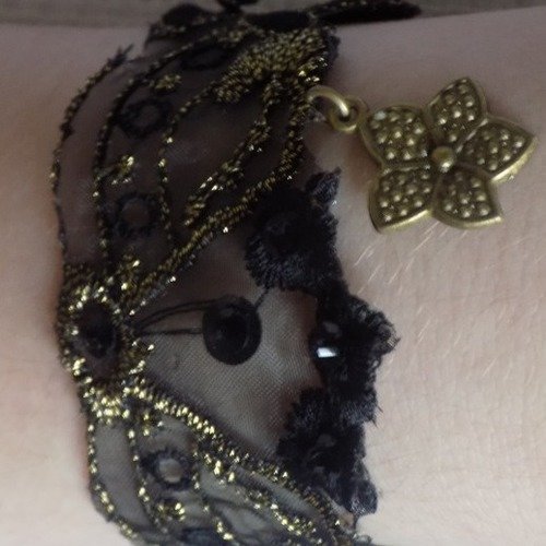 Bracelet manchette en dentelle noire et bronze,sequins,breloque.