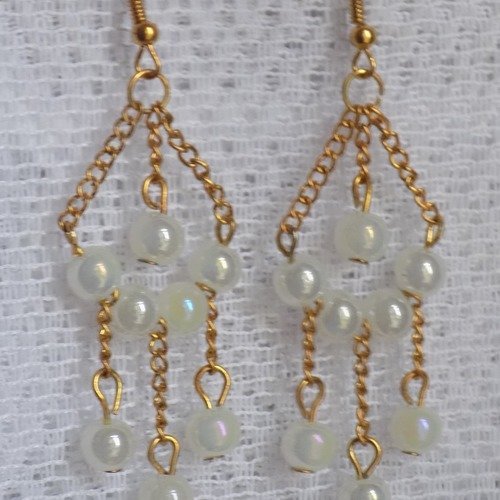 Boucles d'oreille dorées,chaînette,perles de verre blanches nacrées.