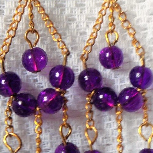 Boucles d'oreille pendante dorées et violettes,chaînettes et perles de verre.