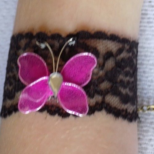 Bracelet dentelle noire,papillon fuchsia et strass.