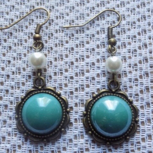 Boucles d'oreille bronze,perle de verre blanc nacré,cabochon verre bleu/vert.