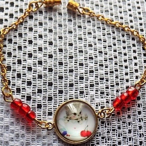 Bracelet enfant doré et rouge,cabochon motif chaton,perles de verre.
