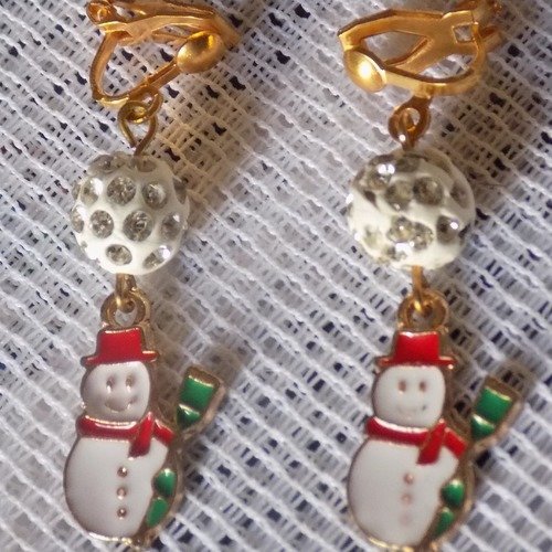 Boucles d'oreille clips,perle shamballa,bonhomme de neige,coloris doré et blanc.
