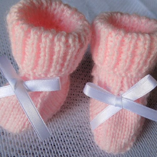 Chaussons bébé roses au tricot,taille prématurés,naissance.