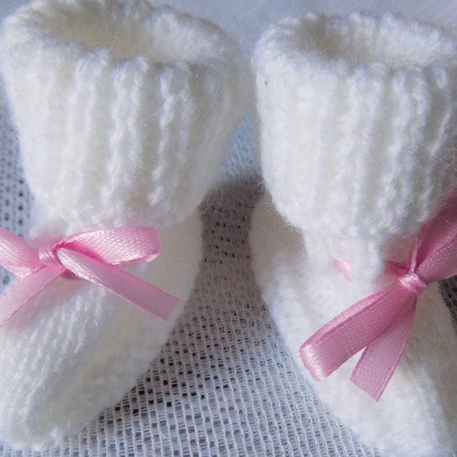 Chaussons bébé au tricot,coloris blanc,taille prématurés,naissance.