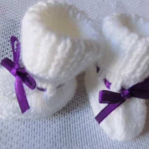 Chaussons bébé au tricot,coloris blanc et violet,taille prématurés,naissance.