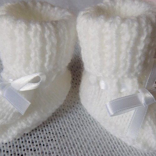Chaussons bébé blancs au tricot,ruban satin,taille prématurés,naissance.