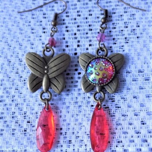 Boucles d'oreille pendantes,rouge et bronze,cabochon en résine,perle de verre et goutte.