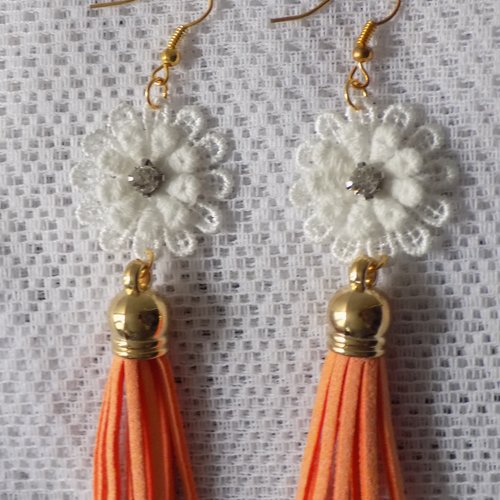 Boucles d'oreille pendantes,or,blanc et orange,fleur dentelle et pompon.