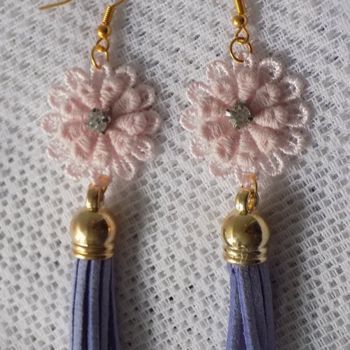 Boucles d'oreille pendantes,or,rose et mauve,fleur dentelle et pompon.